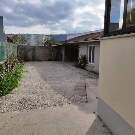 L'hirondelle Du Faubourg